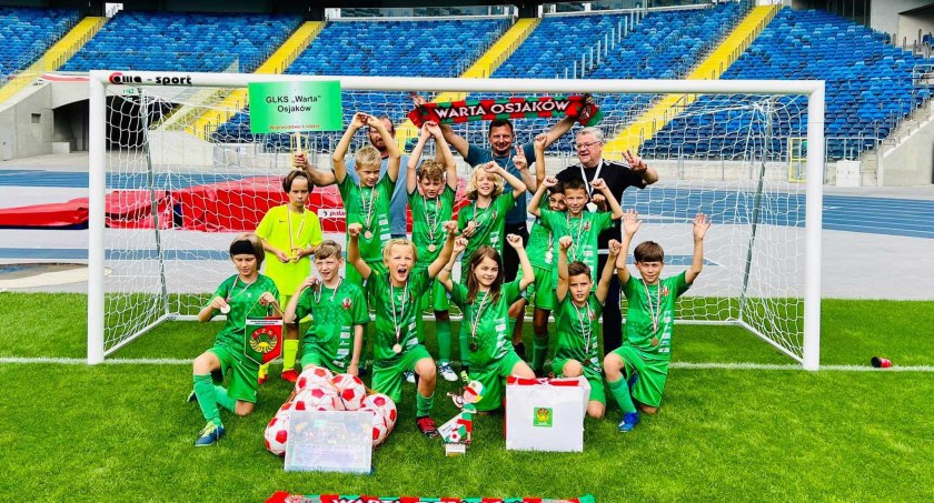 Dziecięca drużyna z Osjakowa liczy 19-stu zawodników, regularnie, dwa razy w tygodniu, trenuje ok. 15-osobowa grupa. / fot.: Katarzyna Cieślik  fot.: archiwum prywatne 