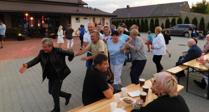 W niedzielę obok remizy bialskich strażaków było gwarno i wesoło. Po oficjalnej części dożynek mieszkańcy uderzyli w tany fot.: Magdalena Lizurej