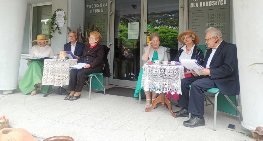 Publiczność zgromadziła się przed biblioteką dość licznie, aby posłuchać wieluńskich interpretacji utworów Adama Mickiewicza fot.: Magdalena Lizurej