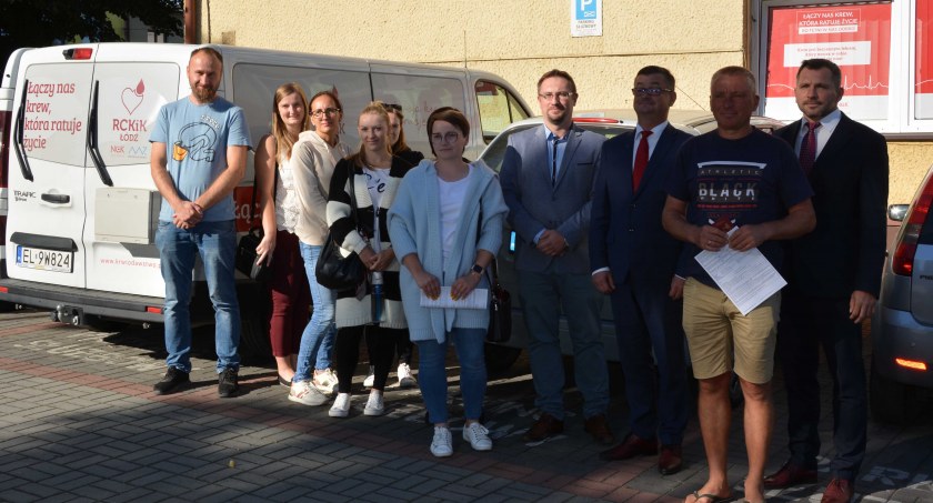 Otwarcia punktu krwiodawstwa w Pajęcznie dokonał burmistrz Pajęczna Piotr Mielczarek, wiceburmistrz Adam Stachera oraz kierownik oddziałów terenowych RCKiK w Łodzi Mateusz Gwizdała fot.: Grzegorz Boroń