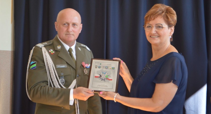 Generał Sławomir Owczarek na ręce dyrektor Haliny Gniłki przekazał swojej dawnej szkole pamiątkową plakietkę fot.: Elżbieta Wodecka 
