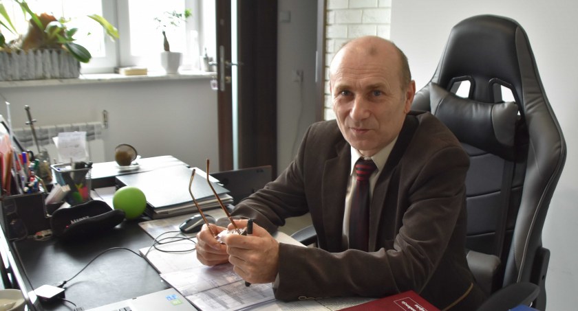 Wójt Jarosław Trojan przyznaje, że budynek Szkoły Podstawowej przy ul. Częstochowskiej w Osjakowie wymaga  nakładów inwestycyjnych w zakresie dostosowania do potrzeb osób z niepełnosprawnościami fot.: Katarzyna Cieślik 
