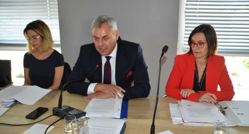 Wójt Tomasz Stolarczyk podkreślał, że poprzednie dwie uchwały o przystąpieniu do klastrów energii nie rodzą żadnych skutków finansowych fot.: Katarzyna Cieślik 