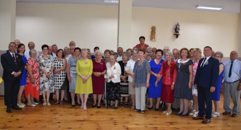 1.	Seniorzy cieszą się, że mogą się spotkać, wspólnie porozmawiać oraz potańczyć  fot.: Katarzyna Cieślik 