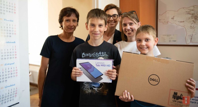 Gmina Wieluń otrzymała 170 tys. zł dofinansowania na zakup 71 sztuk sprzętu komputerowego (laptopy, tablety)  fot.: Urząd Miasta Wieluń 
