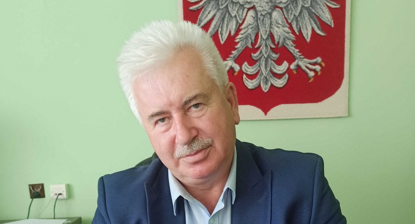 Wójt Ryszrad Turek zaznacza, że poziom inwestycji w gminie jest wysoki. Samorządowcom udało się pozyskać środki zewnętrzne zarówno na modernizację dróg jak i budowę nitek kanalizacji fot.: Magdalena Lizurej
