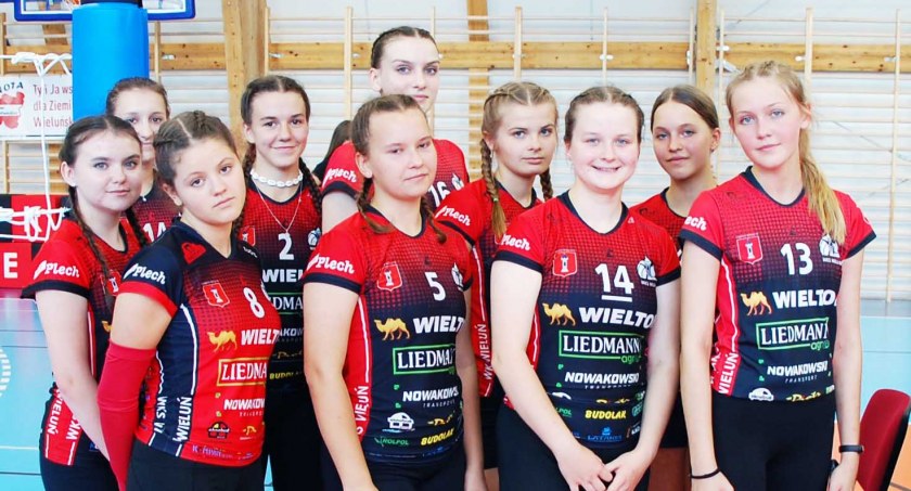 Dziewczęta z WKS Wieluń zdobyły trzecie miejsce i stanęły na podium fot.: Wiktor Bonowicz (2)