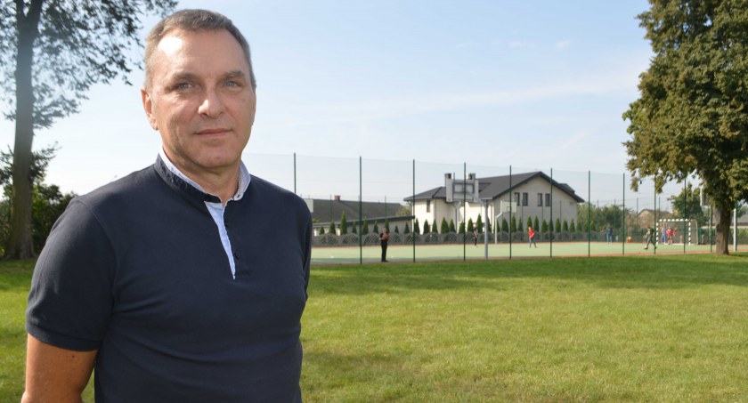 Dyrektor Leszek Sobczyk, który skomlińską szkołą kieruje od 1 września, cieszy się z nowego boiska wielofunkcyjnego. Przyznaje jednak, że to zasługa jego poprzednika Jarosława Presia  fot.: Elżbieta Wodecka 