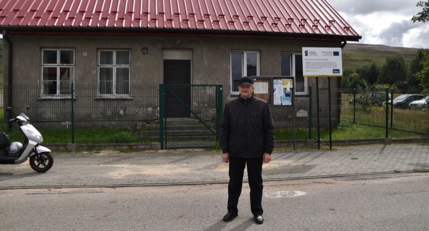 Radny gminny i sołtys Sylwester Sobczak cieszy się, że budynek dawnej szkoły nie niszczeje, tylko otrzymał drugie życie i służy społeczności fot.: Katarzyna Cieślik 