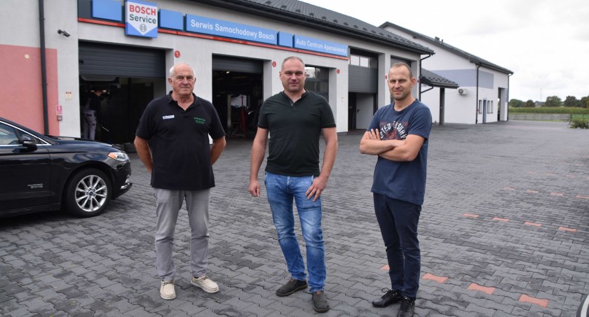 Podpis do zdjęcia: Auto Centrum Apanasiewicz rozsławili ojciec i dwóch synów, Zbigniew, Bartosz i Krzysztof (od lewej),  którzy swoją pracę traktują przede wszystkim jako pasję fot.: Katarzyna Cieślik 