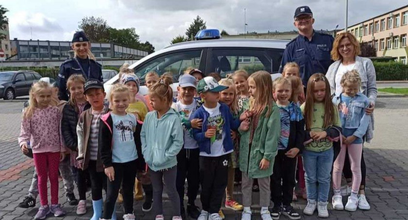 Policjanci zajmujący się profilaktyką społeczną w wieluńskiej komendzie gościli u przedszkolaków z placówek oświatowych na terenie Wielunia fot.: KPP Wieluń