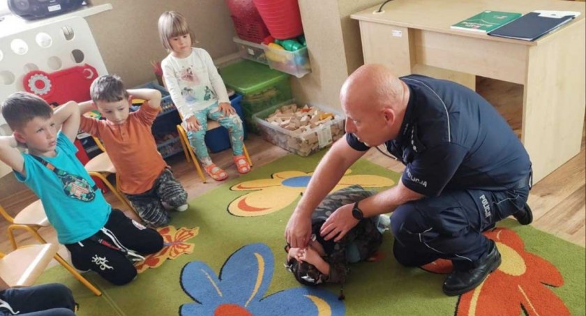 Dzieci chętnie biorą udział w zajęciach z policjantami fot.: KPP w Pajęcznie