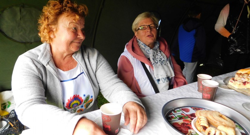 Ci, którzy mimo kiepskiej pogody skorzystali z zaproszenia KGW ze Skrzynna, nie żałowali