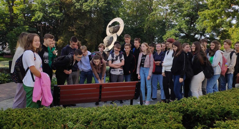 W spacerach z historią wzięło udział 240 uczniów klas pierwszych II LO fot.: arch. grupy Szlakiem Wieluńskich Żydów