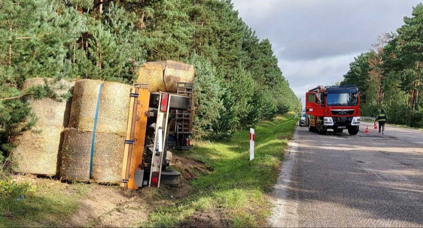 Kierujący samochodem ciężarowym z przyczepami pełnymi bali słomy, z niewiadomych przyczyn zjechał na przeciwległy pas ruchu i wjechał do lasu fot.: KPP Pajęczno