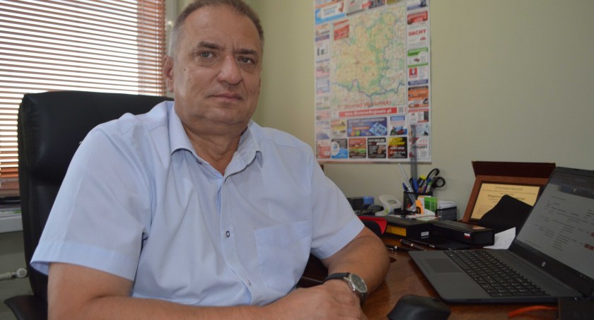 Wójt Zbigniew Dąbrowski cieszy się, że gminie przybędzie kolejnych pięć kilometrów dobrych dróg  fot.: Elżbieta Wodecka 