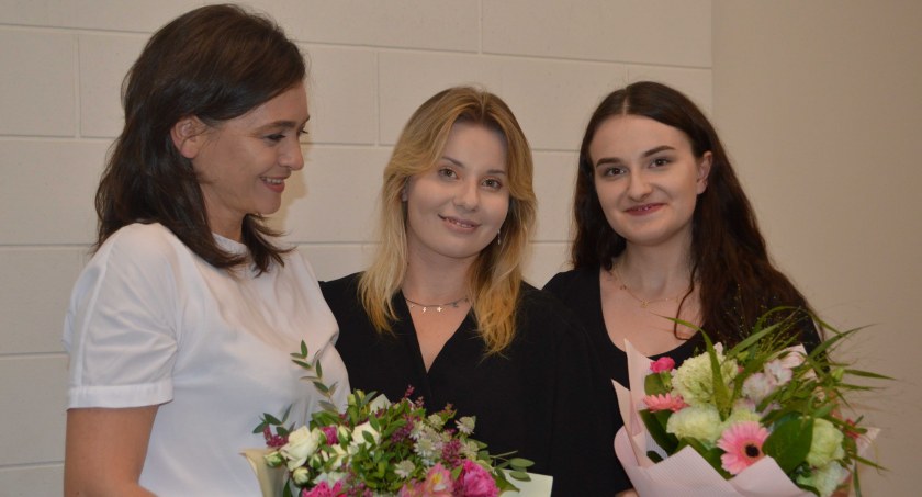 Paulina Wyrębak (w środku) wydała już trzeci tomik swoich wierszy. Na zdjęciu z organizatorkami spotkania: Magdaleną Wicher (od lewej) i Aleksandrą Lach fot.: Elżbieta Wodecka 