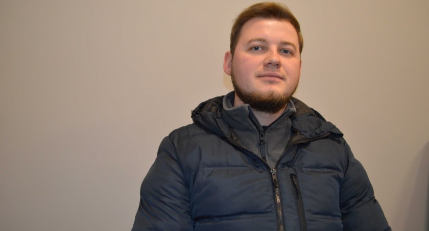 Sekretarz OSP Mokrsko Daniel Cieśla cieszy się, że z pozyskanych środków uda się uzupełnić ochronę osobistą strażaków /fot.: Ela Wodecka