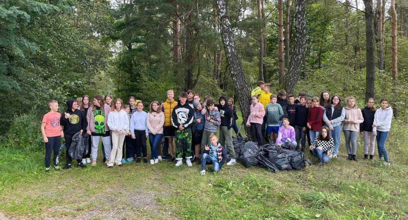 Uczniowie i nauczyciele szkół z terenu gminy Rząśnia zebrali wiele worków pełnych odpadów fot.: Szkoła Podstawowa w Białej/Zespół Szkolno-Przedszkolny w Rząśni/Szkoła Podstawowa w Zielęcinie 