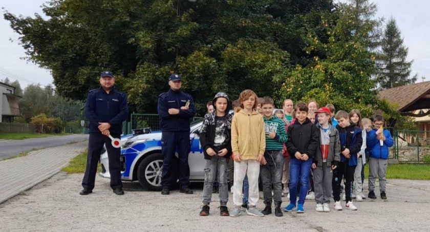 Dzieci miały okazję uczestniczyć w kontrolach drogowych prowadzonych przez mundurowych w rejonie miejscowej szkoły fot.: KPP Wieluń
