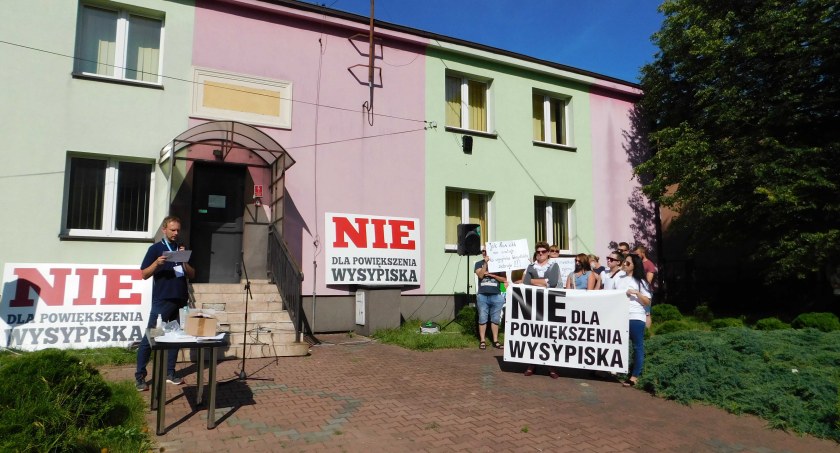 Niestety, ale mieszkańcom Dylowa Szlacheckiego, Tuszyna i Pajęczna coraz częściej przydają się klamerki na nos fot.: Magdalena Lizurej