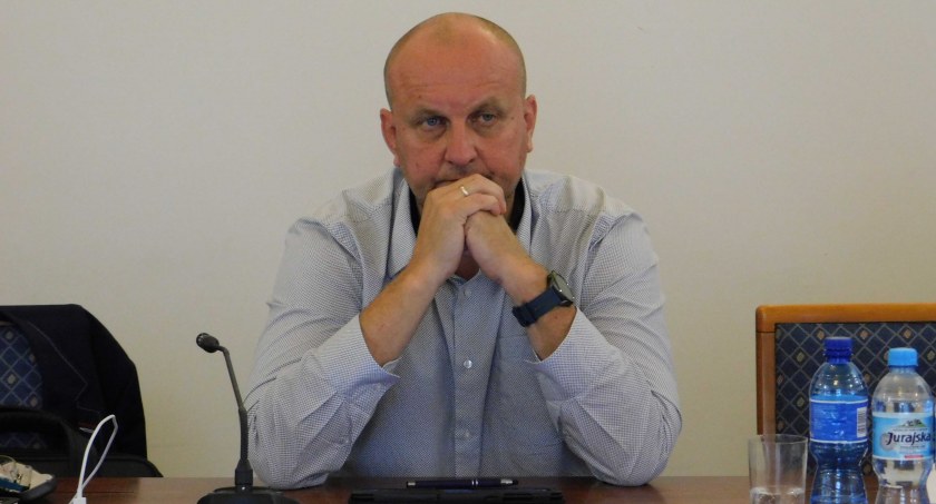 Radny Radosław Buda dopytywał, w jaki sposób wnioski o dodatek węglowy zostaną przez urzędników zweryfikowane  fot.: Katarzyna Cieślik fot.: Magdalena Lizurej