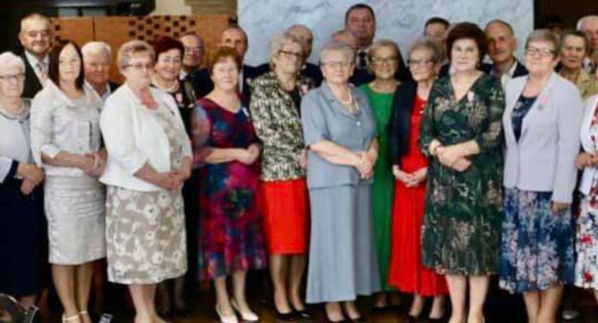 Medale otrzymały pary: Krystyna i Jan Bzdakowie, Joanna i Edmund Cieślowie, Janina i Jan Domagałowie, Sabina i Wojciech Drabikowie, Marianna i Karol Husar, Daniela i Andrzej Kijankowie, Pelagia i Lucjan Łakomi, Helena i Andrzej Majewscy, Jan i Halina Mostowscy, Krystyna i Wiesław Mrowcowie, Danuta i Henryk Mucha, Halina i Antoni Nąckiewiczowie, Joanna i Henryk Nowakowie, Kazimiera i Stanisław Russowie, Barbara i Ryszard Skrzypkowie, Grażyna i Jan Słomscy, Marianna i Jerzy Szczepaniakowie, Stanis