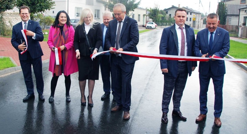 Wstęgę, w strugach deszczu, przecinali władze starostwa i zaproszeni goście, z posłanką Beatą Mateusiak-Pieluchą na czele fot.: Sławomir Rajch