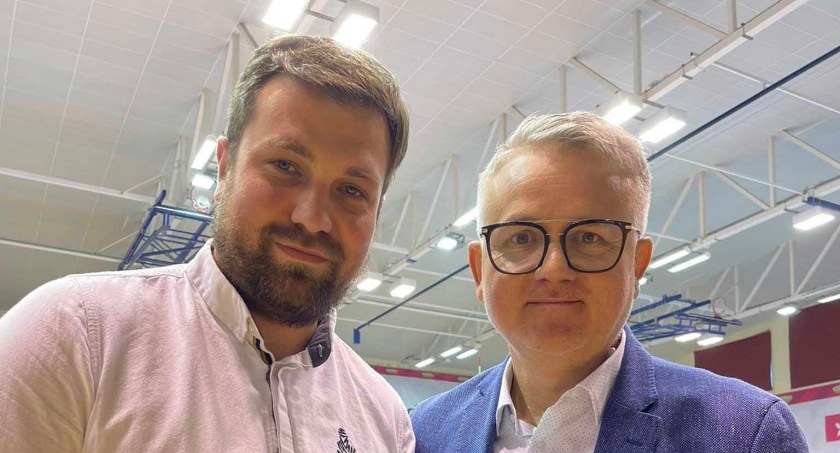 Krzysztof Dziuba z rąk Wojciecha Rozdolskiego, pomysłodawcy i organizatora Gigantów, odebrał podziękowanie za współpracę fot.: archiwum prywatne