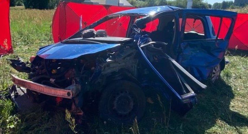 Na zdjęciu renault - jechał nim 47-latek oraz jego 17-letnia pasażerka. Zginęli na miejscu / Fot. KPP Bełchatów