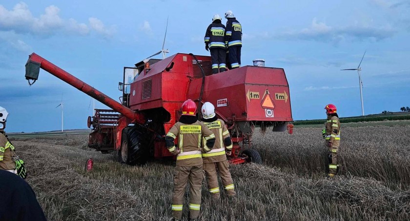 Na zdjęciu kombajn, w którym pojawił się ogień / Fot. Facebook / OSP Warta 