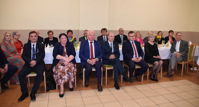 Zaproszeni goście gratulowali jubileuszu i wyrażali podziw dla wielopokoleniowego zespołu z Dębiny fot.: Katarzyna Cieślik 