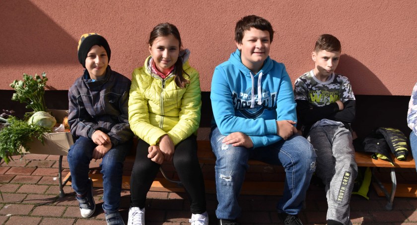 Po oficjalnym otwarciu ekopracowni uczniowie w praktyce zaprezentowali nowe pomoce dydaktyczne, m.in. poprzez doświadczenia fot.: Katarzyna Cieślik 