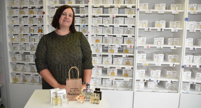 Właścicielka wieluńskiej perfumerii, Agnieszka Wyrembak, zgodnie z oczekiwaniami klientów zamawia kolejne zapachy. W następnej dostawie powinien się pojawić Gucci Guilty 