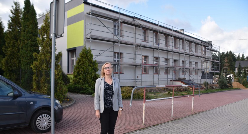 Dyrektorka Elżbieta Krzemińska przyznaje, że przedszkole w Załęczu Wielkim jeszcze miesiąc temu wyglądało nieciekawie, a teraz pięknieje w oczach  fot.: Katarzyna Cieślik  