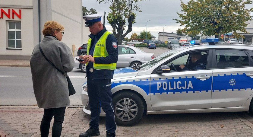 Policjanci rozmawiali z pieszymi o ich bezpieczeństwie  fot.:  arch. KPP w Pajęcznie