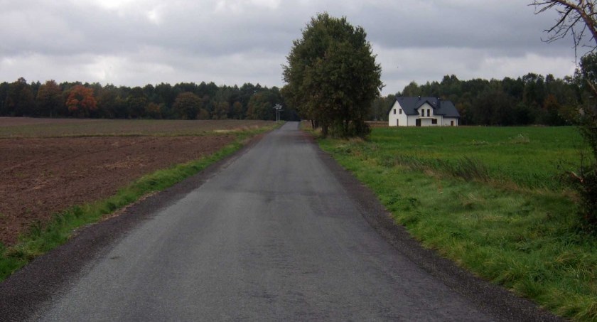 Nowy odcinek drogi stanowi połączenie z sąsiednią gminą Rząśnia fot.: archiwum gminy