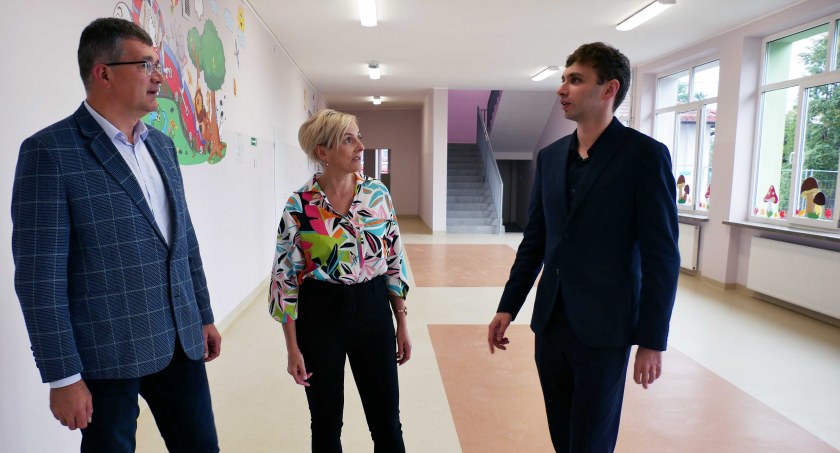Szkoła po remoncie jest nie do poznania. Zadowolenia z inwestycji nie kryją władze gminne i dyrekcja placówki. Na zdjęciu od lewej: zastępca burmistrza Złoczewa Dariusz Tokarski, dyrektor Zespołu Szkół w Złoczewie Anna Jagieło i burmistrz Złoczewa Dominik Drzazga fot.: Sławomir Rajch