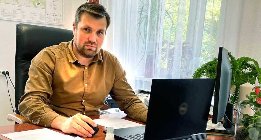 Krzysztof Dziuba, wicestarosta wieluński uważa, że aby otrzymać środki zewnętrzne „wystarczy dobrze napisać wniosek, nie popełnić błędów formalnych i oczywiście wysłać pod właściwy adres” fot.: Antoni Zych