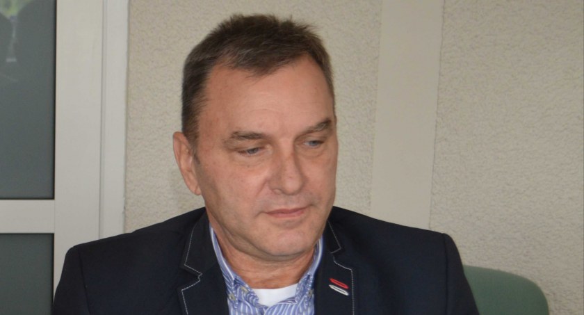 Wójt gminy oraz radni podziękowali Jarosławowi Presiowi za 21 lat kierowania szkołami Od 1 września dyrektorem skomlińskiej podstawówki jest Leszek Sobczyk  Fot.: Elżbieta Wodecka  