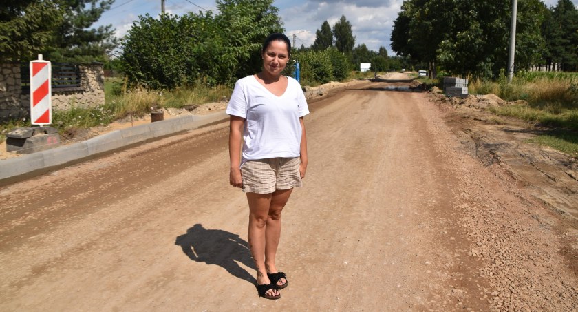 Sołtyska Kamila Krzak-Sojda cieszy się, że trwa remont drogi powiatowej, o który nieustannie walczyła przez trzy lata / fot.: Katarzyna Cieślik 
