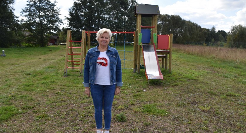 Sołtyska Teresa Pająk przyznaje, że na razie na placu zabaw znalazło się jedno urządzenie, ale liczy, że już w przyszłym roku pojawią się kolejne atrakcje dla najmłodszych  fot.: Katarzyna Cieślik 