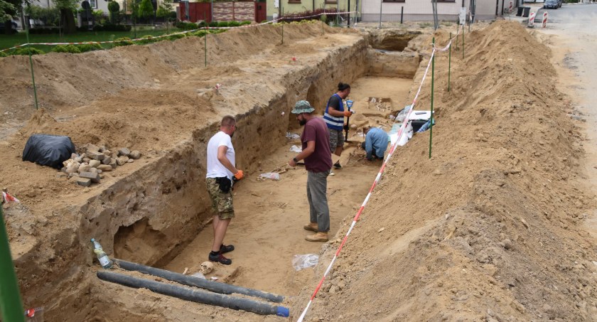 Wśród znalezisk są również miedziane siateczki do podtrzymywania włosów na głowie, a nawet monety, które znajdowały się w ustach zmarłych fot.: Katarzyna Cieślik 