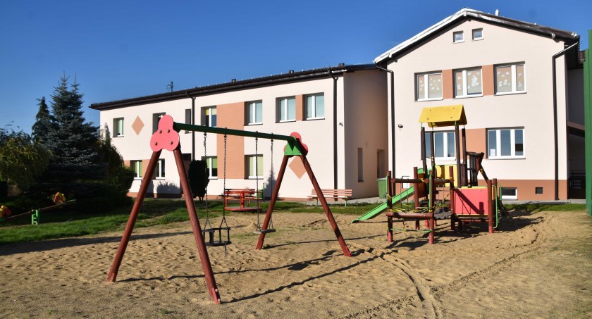 Dyrektorka Ewa Ścigała podkreśla, że dzięki termomodernizacji szkoła już zużywa mniej oleju opałowego, którym ogrzewany jest obiekt  fot.: Katarzyna Cieślik 