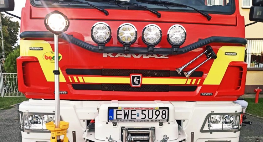 Na zdjęciu przenośny maszt oświetleniowy / Fot. Facebook / OSP KSRG Ostrówek 