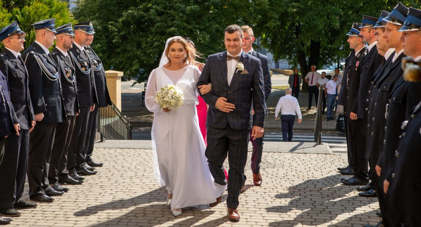 Zdjęcia z ceremonii ślubnej z udziałem OSP Wierzchlas i OSP Ostrówek
