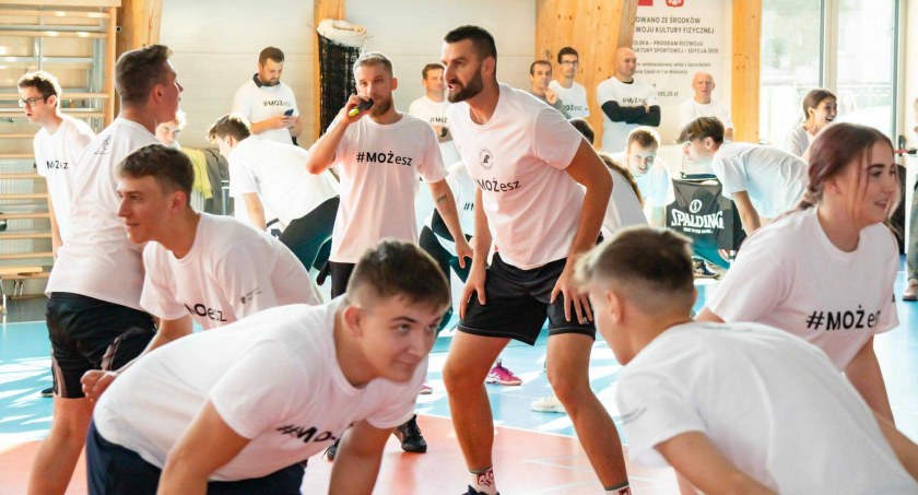 Po krótkiej, ale bardzo dynamicznej rozgrzewce, uczniowie zostali podzieleni na trzy grupy i pod okiem mistrzów doskonalili techniczne aspekty gry w koszykówkę i siatkówkę fot.: archiwum prywatne