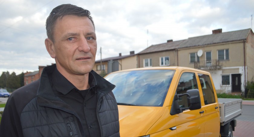 Nowy samochód volkswagen T6 bus pokazuje Mariusz Smolnik, inspektor do spraw drogownictwa Urzędu Gminy w Mokrsku  Fot.: Elżbieta Wodecka 
