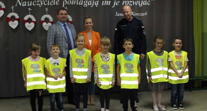Mundurowi wspólnie z burmistrzem rozdali pierwszoklasistom kamizelki odblaskowe, zakupione przez Urząd Miasta i Gminy Działoszyn fot.: KPP Pajęczno 