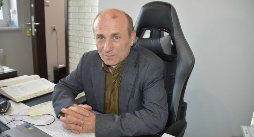 Wójt Jarosław Trojan przyznaje, że gmina Osjaków, mimo obecnej sytuacji gospodarczej, stara się realizować ważne inwestycje drogowe fot.: Katarzyna Cieślik 